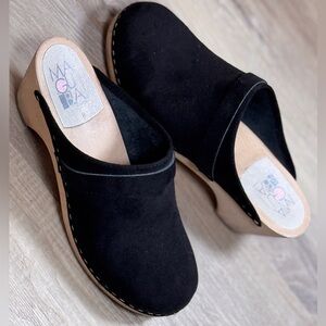 MAGUBA Women's Black Suede Clogs